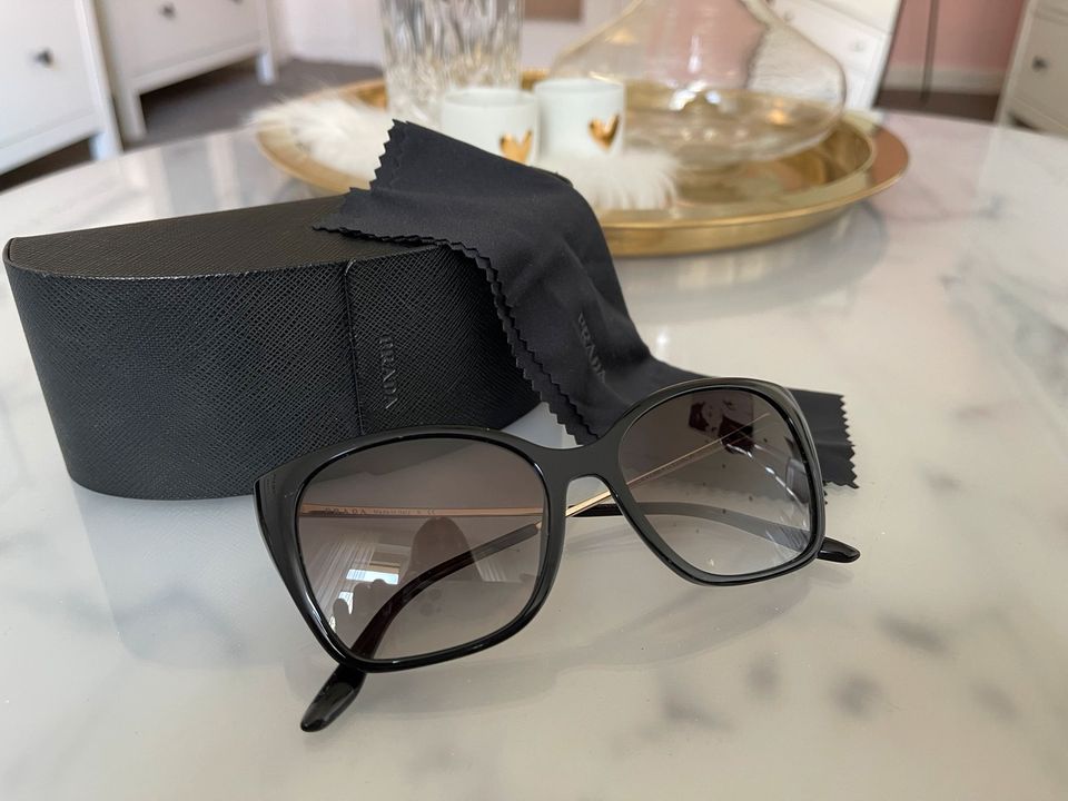 Prada Sonnenbrille schwarz in Cateye-Optik in Hannover