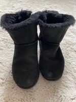 Ugg Boots schwarz mit Schleife in Größe 39 Berlin - Zehlendorf Vorschau