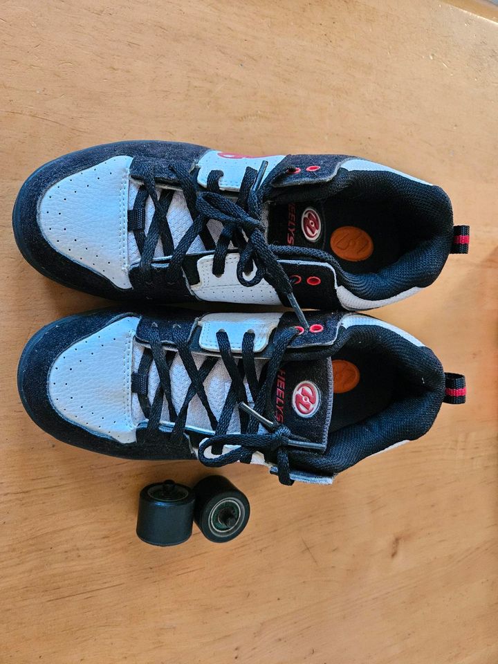 Heelys Schwarz Weiß Gr. 35 in Kronach