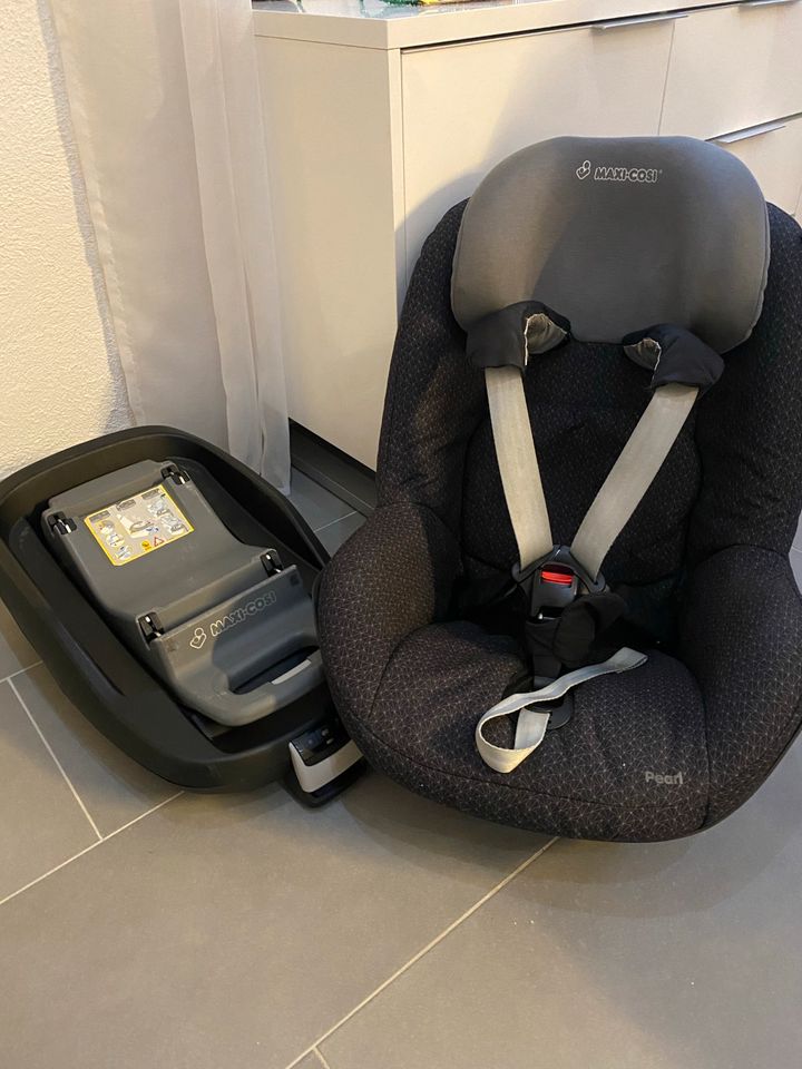 Maxi-Cosi Pearl Autositz „crystal“ + Familyfix Station Kindersitz in Herdwangen-Schönach