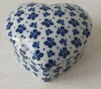 kl. Keramikdose m. Deckel,Herzform,ca. 8x8x3 cm,weiß-blau, Blumen Lübeck - St. Lorenz Nord Vorschau