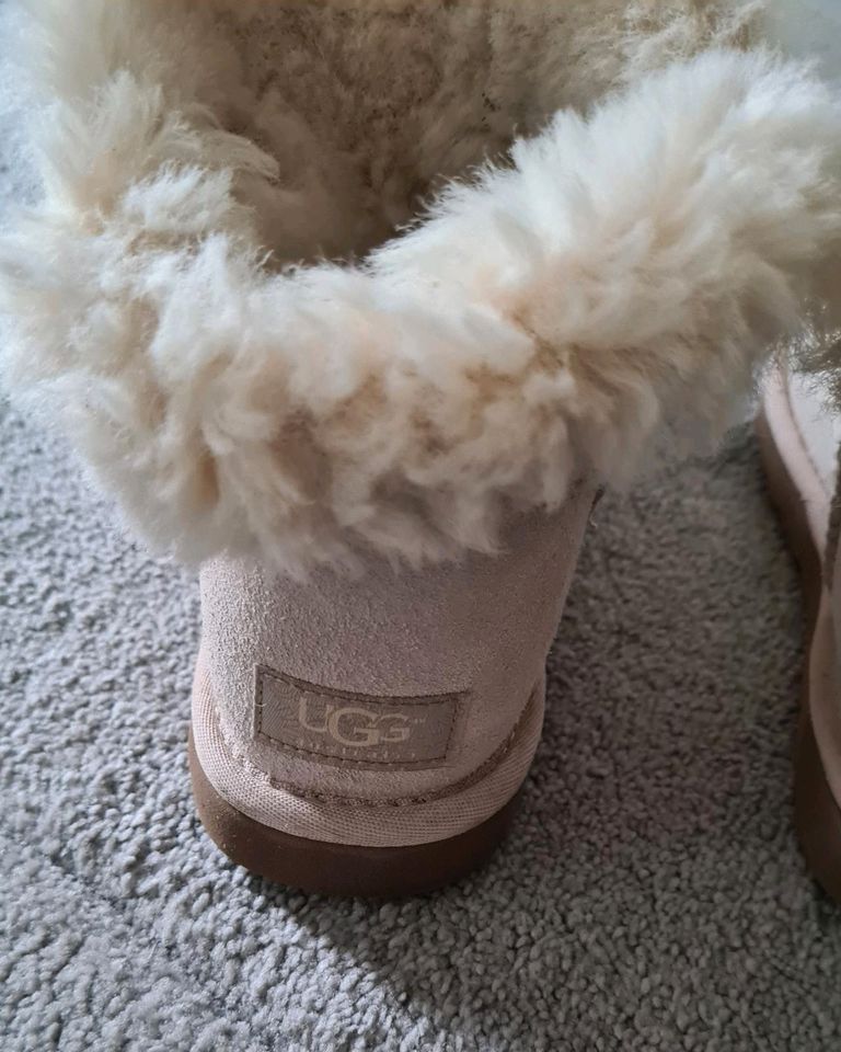 UGG Boots Mini Bailey Button Bow Größe 37 in Moers