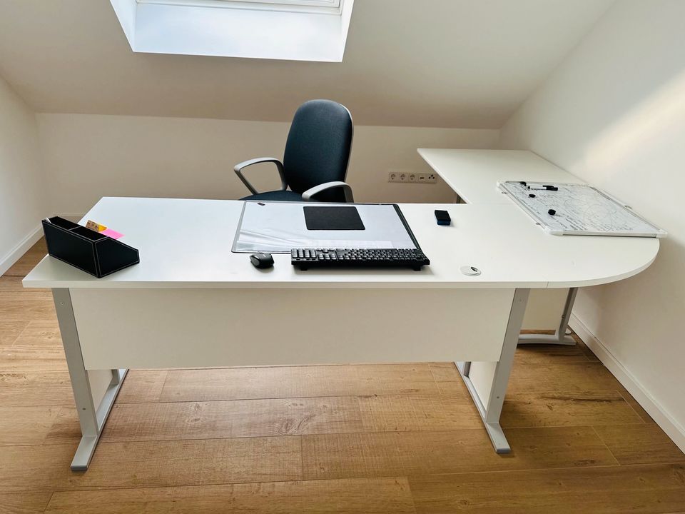 Büroaustattung / Schreibtische / Bürostühle / Monitore in Bad Sassendorf