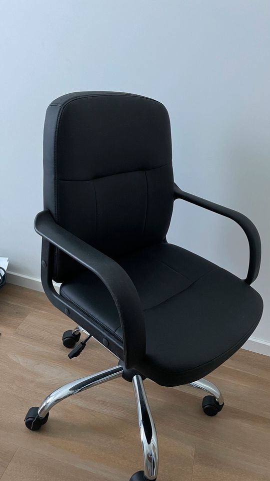 Büro Stuhl schwarz in Bad Segeberg