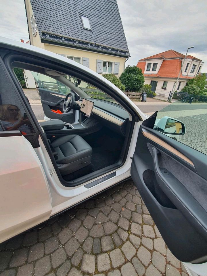 Tesla Model Y Long Range (09/22) in Königstein im Taunus