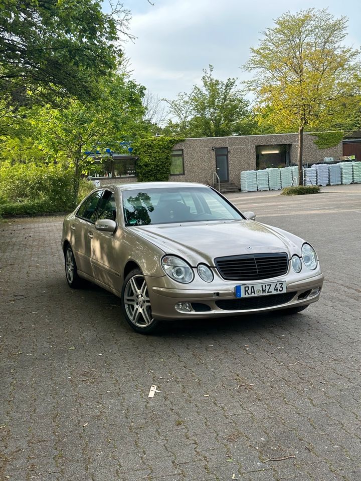Mercedes E220 CDI / TÜV NEU/ Automatik /Wenig KM /Rentnerfahrzeug in Baden-Baden