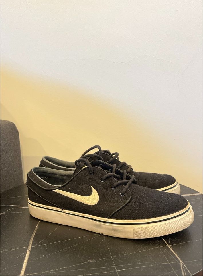 Nike Schuhe schwarz in Bad Harzburg