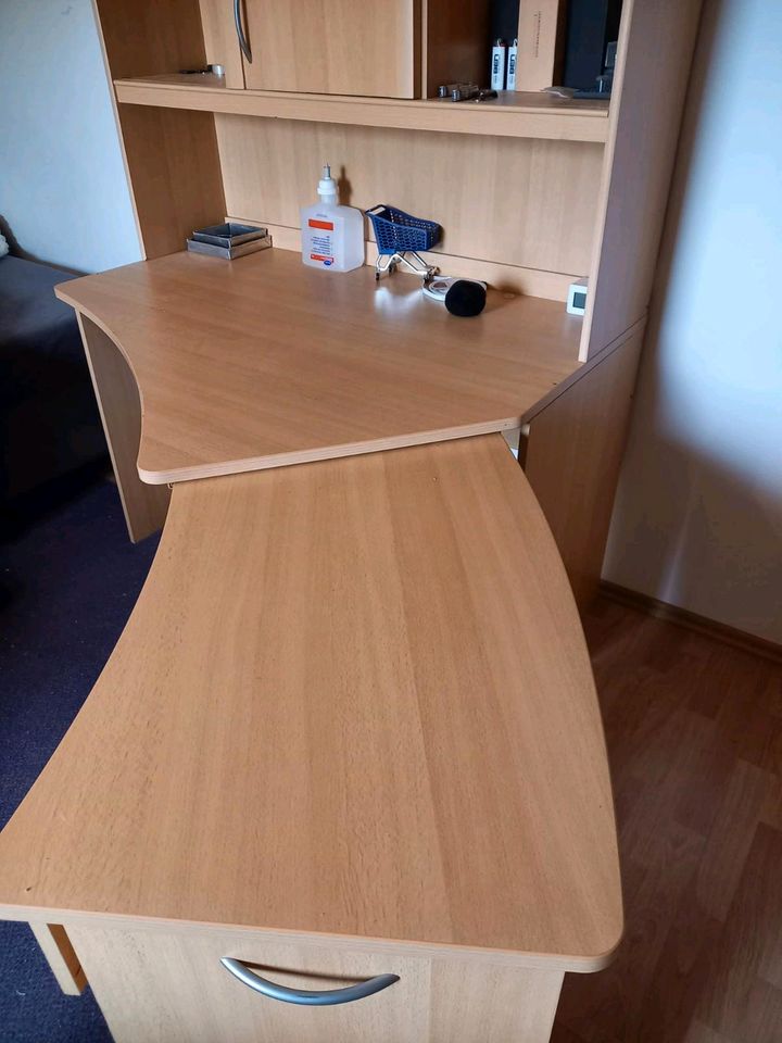 Schrank Möbel Schreibtisch Kleiderschrank in Langenneufnach