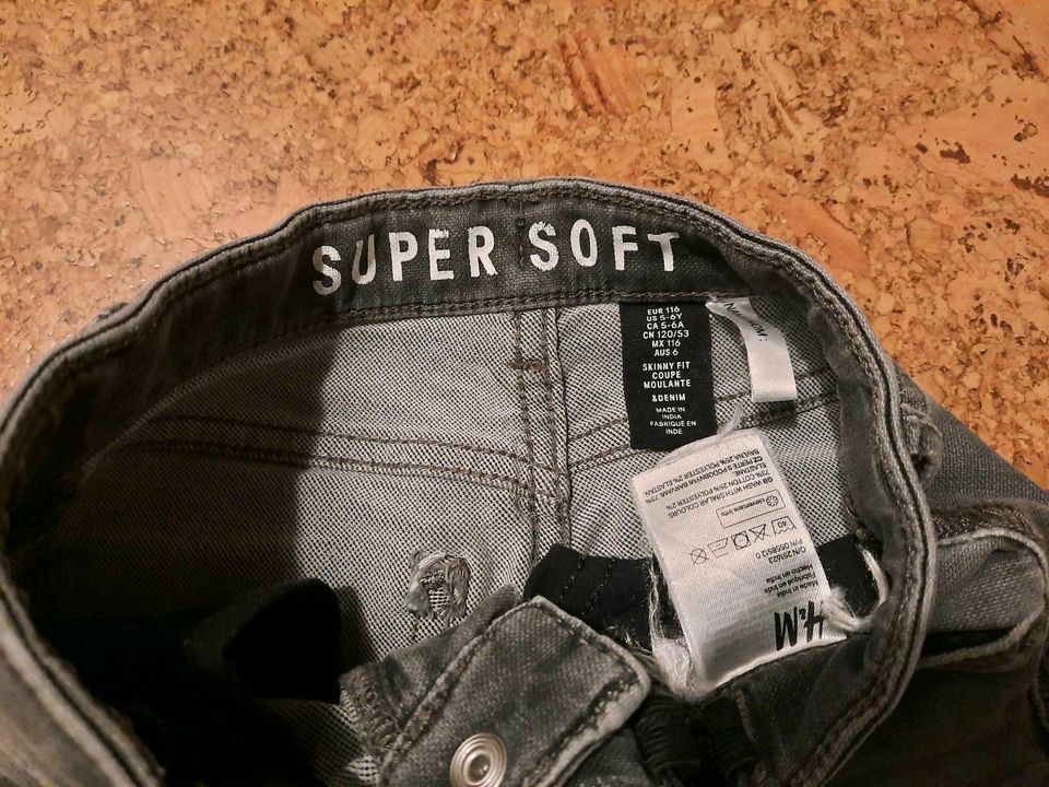 H&M Super-Soft  Jeans Gr. 116 Used-Look in Ebersberg