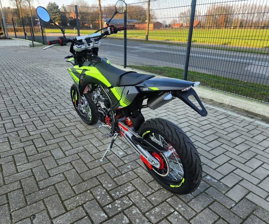 Fantic XMF 125 4T MOTARD PERFORMANCE SUPER MOTO+ HELM in Bawinkel