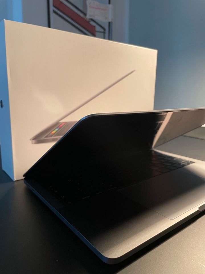 MacBook Pro 2019 13 Zoll 2.4 GHz, 256 GB und Touch Bar - TOP in München