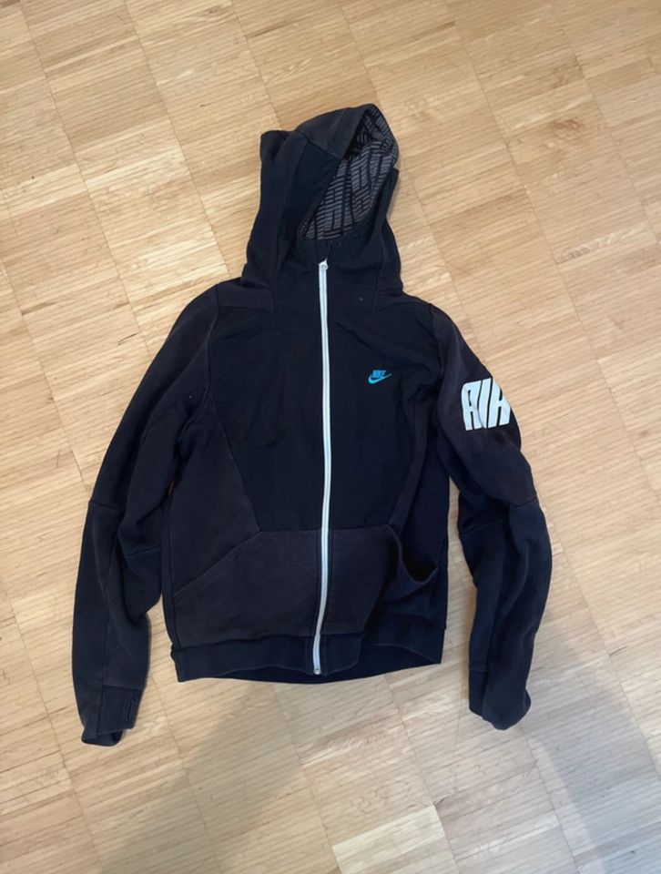 Nike Kapuzenjacke in Bahlingen