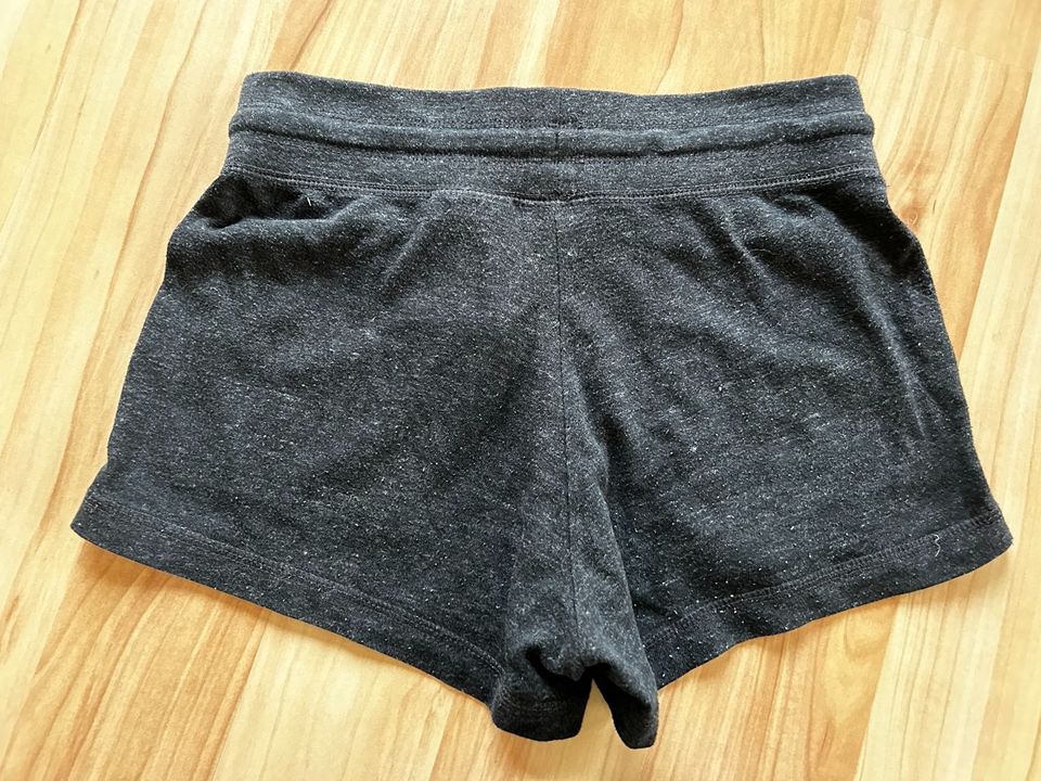 Nike Shorts grau Größe XS in Sibbesse 