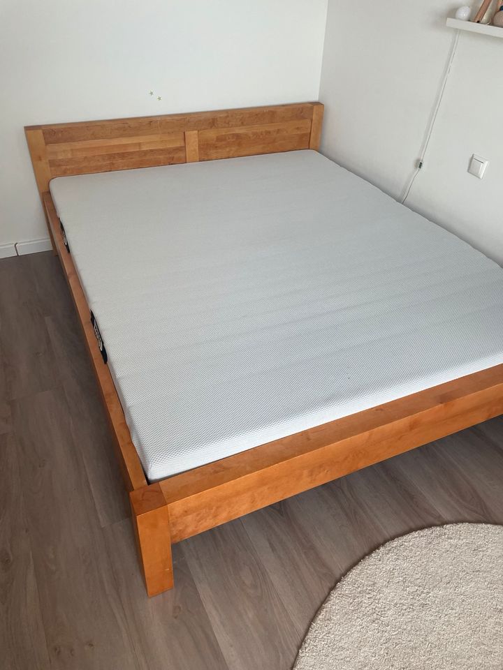 Doppelbett Bett Echtholz selbstgebaut 160cm breit inkl. Matratze in Sittensen