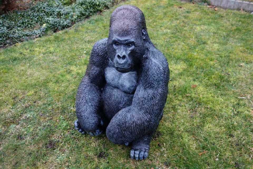 Gorillakind lebensgroß, Neu , aus Polyresin, für Außen in Wimmelburg