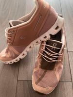 ON Damen Cloud Sneaker Turnschuhe Sportschuhe Gr. 38 Brandenburg - Senftenberg Vorschau