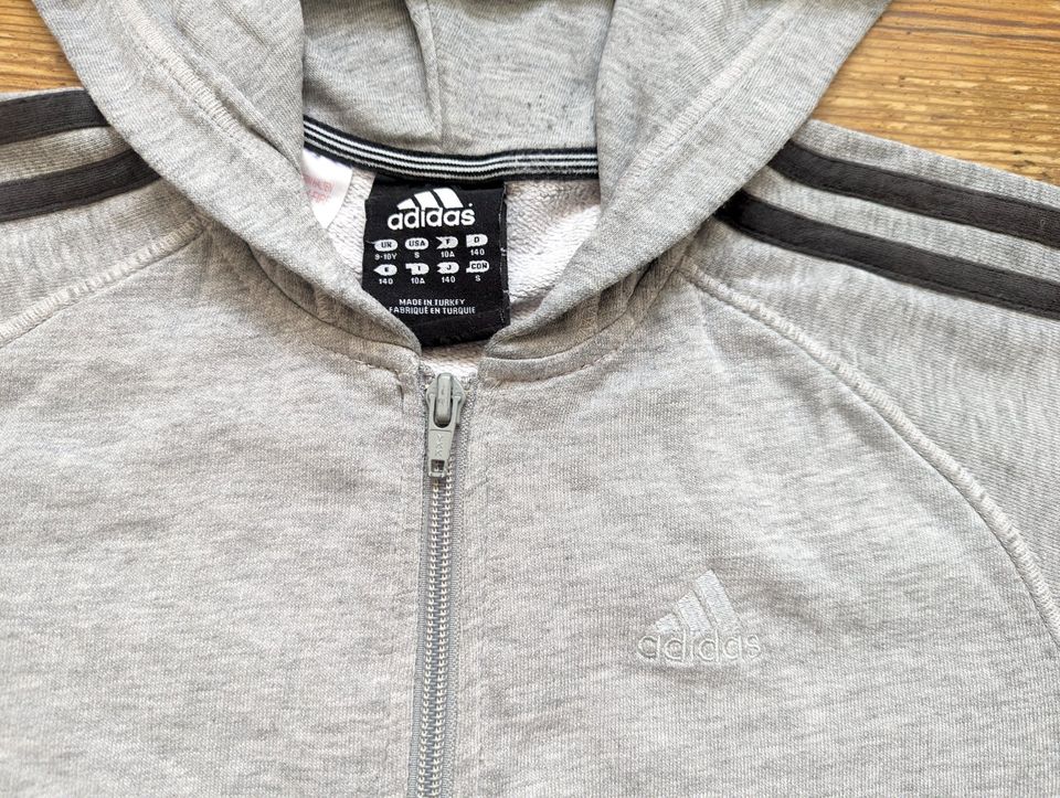 Adidas Hoodie Gr. 140 grau Kinder Sportjacke Sweatshirt guter Zus in Berlin