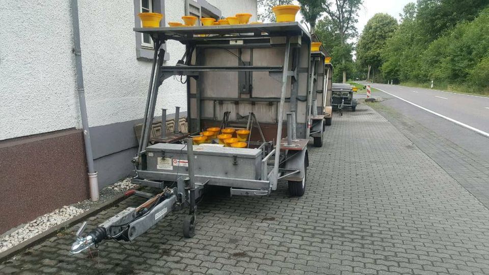 Verkehrsleittafel Absperrtafel Verkehrsleitanhänger vz 616 615 in Quirnbach Westerwald