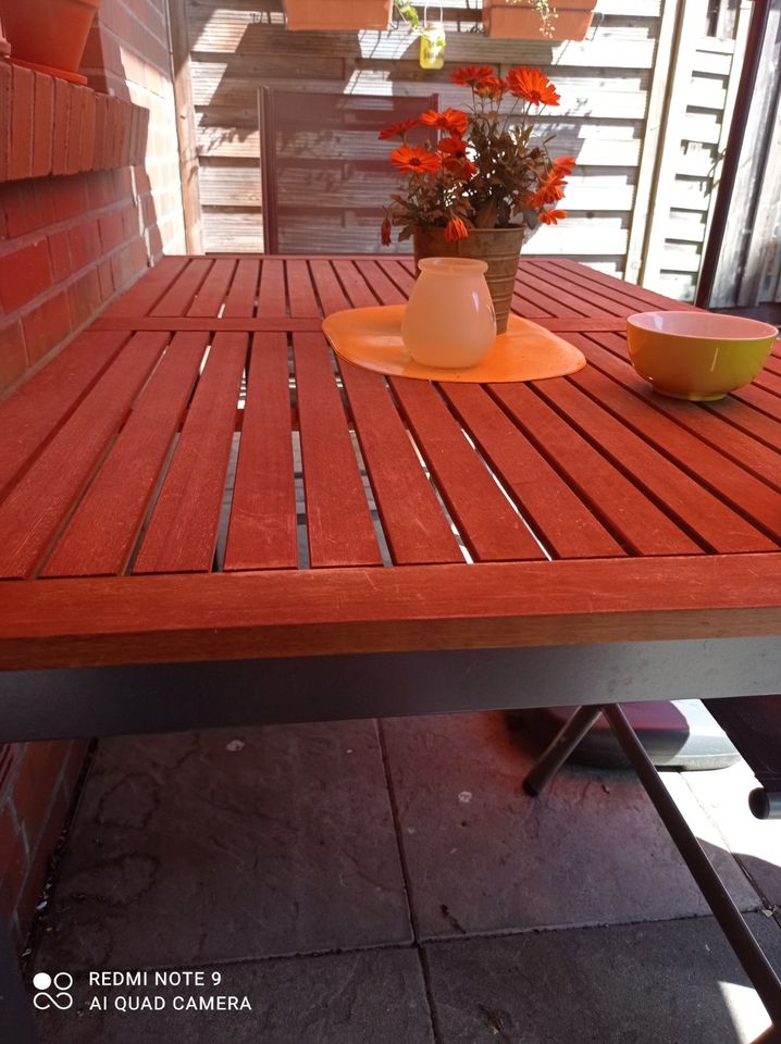 einen guterhaltenen Gartentisch mit Alugestell in Berne