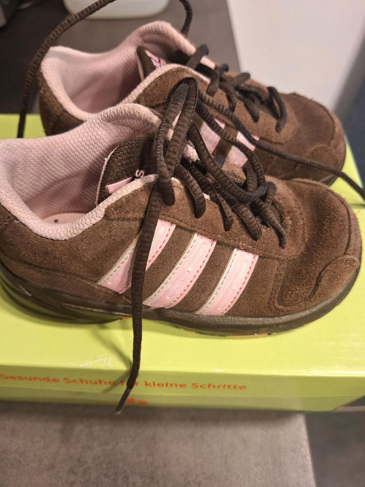 Adidas Kinderschuhe in Gründau