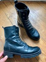 Tamaris Stiefelette Boots  schwarz mit Ketten Hamburg-Nord - Hamburg Uhlenhorst Vorschau