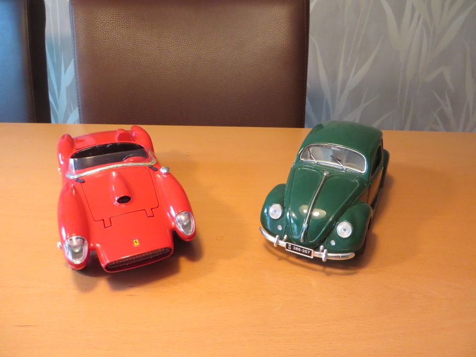 2 Modelle in 1:18 Ferrari / Käfer Stück für 10 € in Essen