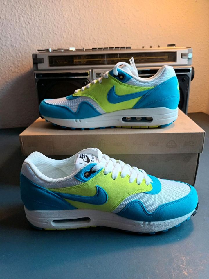 NIKE AIR MAX 1 BLUE GLOW 42.5 FORCE JORDAN TRAVIS YEEZY ZX EQT TN in Berlin