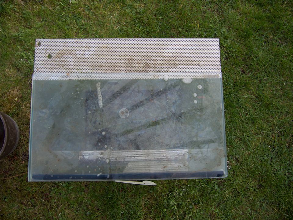 zwei relativ große Terrarien aus Glas, z.T. beschädigt in Krailling