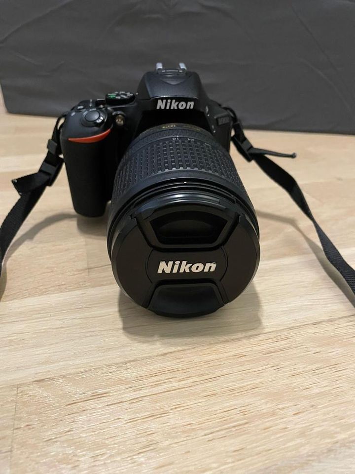 Nikon Spiegelreflexkamera mit zweitem Objektiv und Zubehör in Maisach