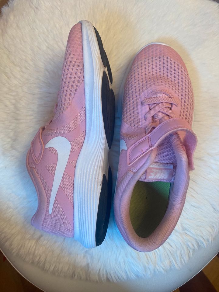 Rosa Nike Sportschuhe Mädchen in Wiesbaden