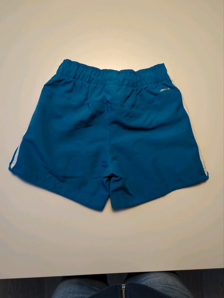 Adidas blaue kurze Sporthose 128 in Ahrensburg