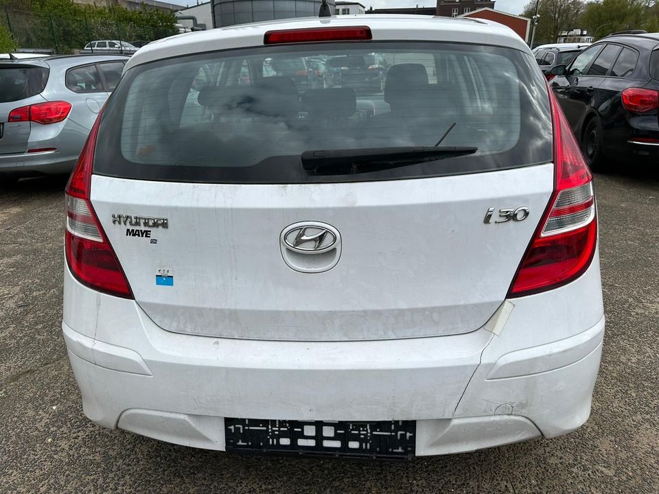 Hyundai i30 blue 1.4 Comfort Motorproblem in Wuppertal