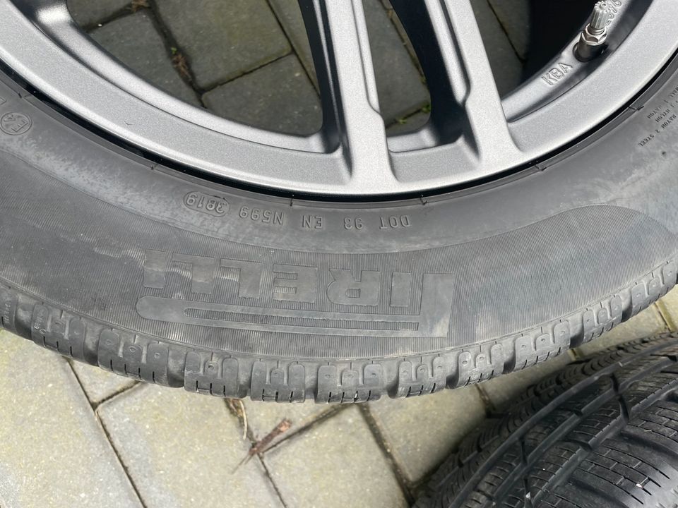 BMW 5er G30 G31 Alufelgen Winterreifen 225/55 R17 Pirelli in Potsdam