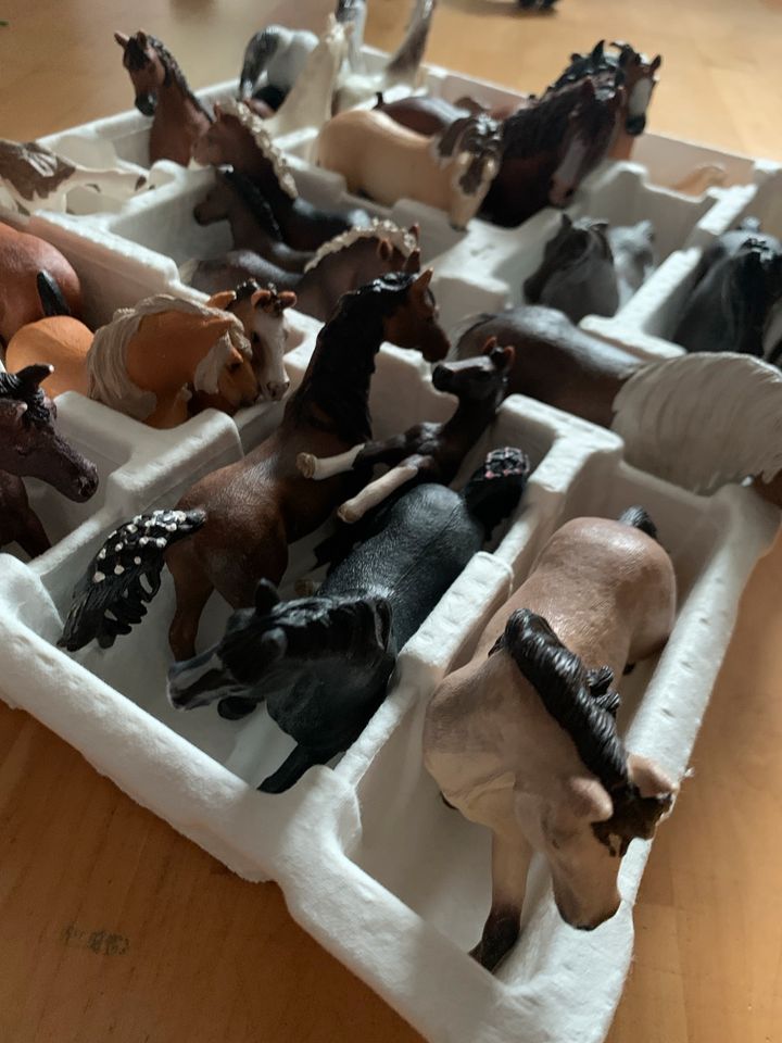 Schleich Pferde Spielfiguren groß und Fohlen bis zu 62 Stück in Bad Tölz