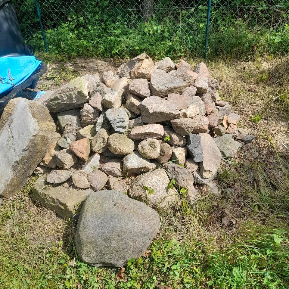 Feldsteine zum Tausch gegen ein Kastenbier in Aken