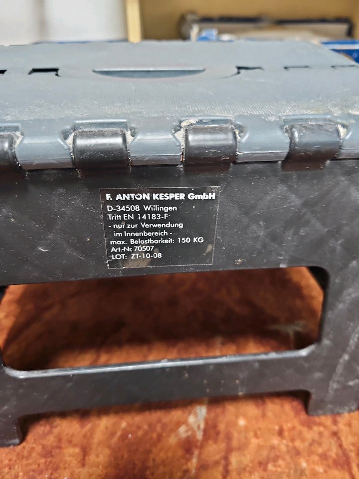 Klapphocker aus Kunststoff mit 150kg Belastbarkeit / K14 in Frohburg