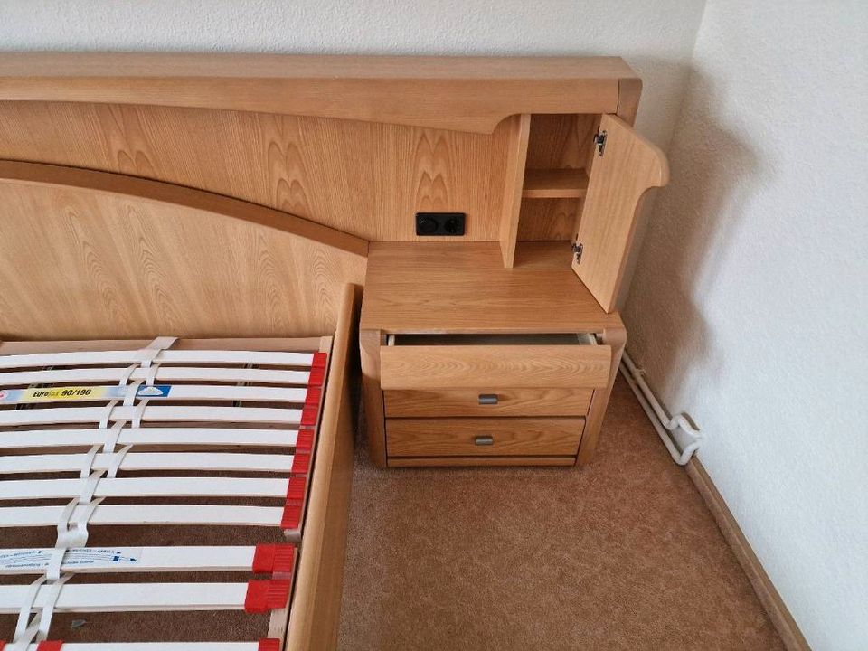 schöne gebrauchte Schlafzimmermöbel (Bett, Kommode, Kleiderschr.) in Kindelbrück