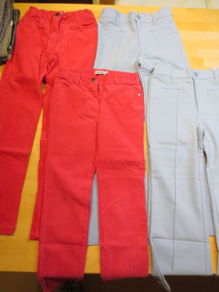 Zwillinge 2er Set Hosen Schlafanzug rot blau Stretch 128 134 in Dieburg