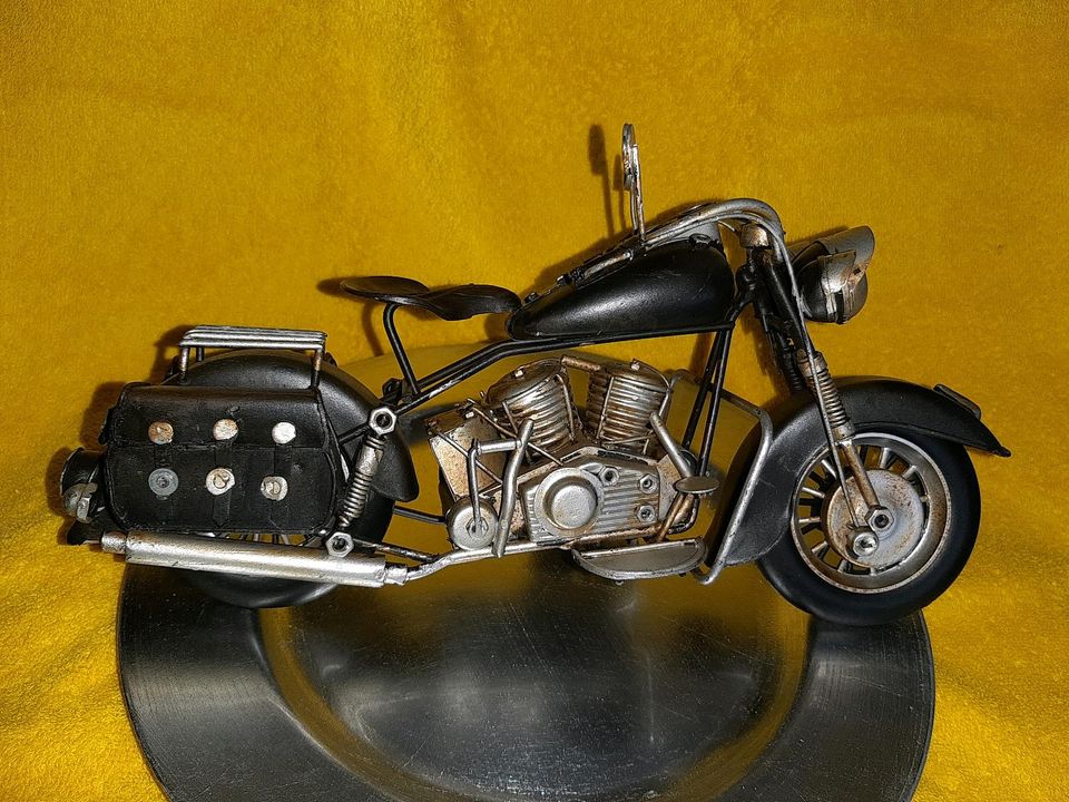 Dekomotorrad Harley Davidson in Straßenhaus