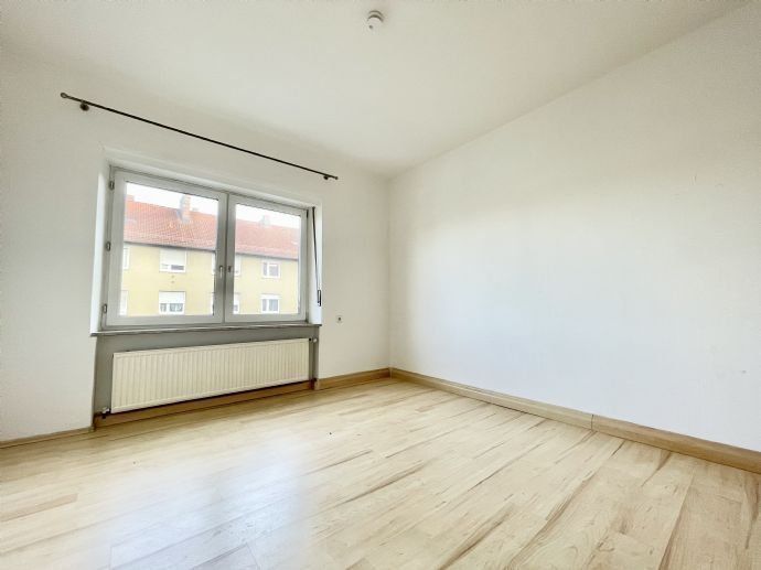 Direkt in St. Leonhard! Hübsche 4-Zimmer-Wohnung mit ca. 101 qm & Westbalkon im 2.Obergeschoss! Zentrale dennoch ruhige Lage in Nürnberg (Mittelfr)