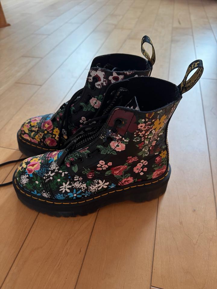 Dr. Martens Schuhe / Stiefel Modell Sinclair mit Blumenmuster in Viersen