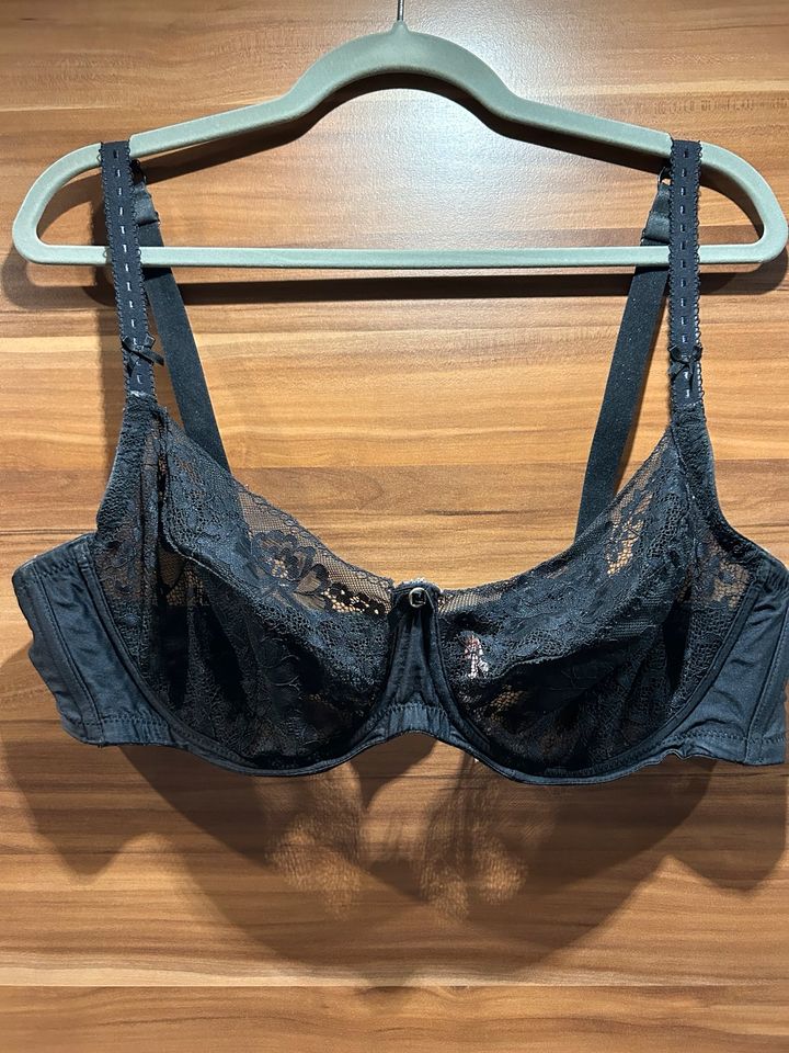 Hunkemöller BH aus Spitze Größe 95E in Fulda