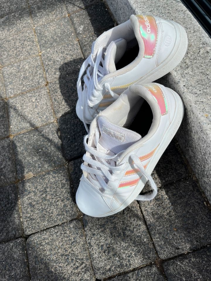 Adidas Kinder-Sneaker in Schramberg