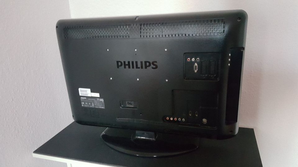 PHILIPS LCD-Fernseher 26 Zoll 66 cm mit Fernbedienung, Netzkabel in Dresden