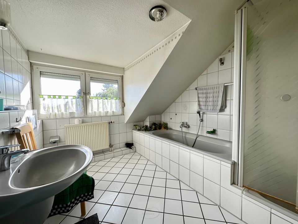 RUDNICK bietet BESTLAGE: vermietete 2-Zimmer-Dachgeschosswohnung mit Loggia in Wunstorf