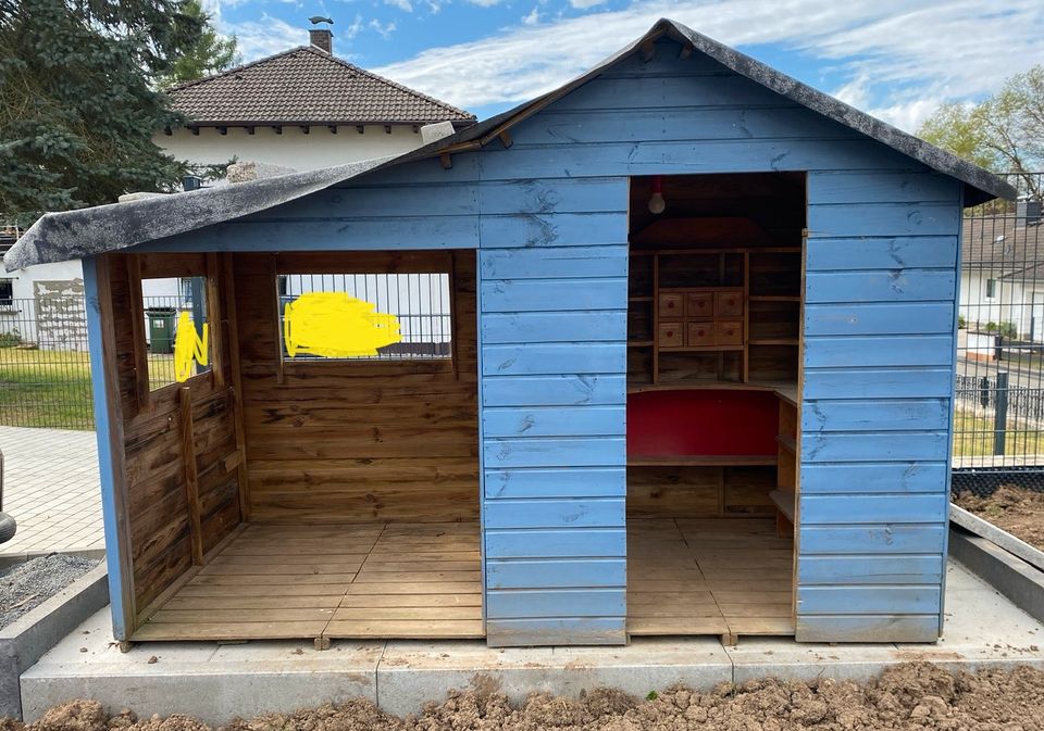 Gebrauchtes Kinderspielhaus Holz inkl. Inneneinrichtung in Laubach