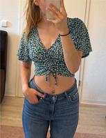T-Shirt bauchfrei Blümchen grün weiß H&M Größe S Sachsen-Anhalt - Magdeburg Vorschau