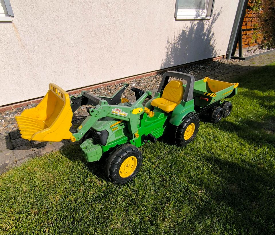 Trettraktor "John Deere" inkl. zwei Anhänger in Schwanebeck