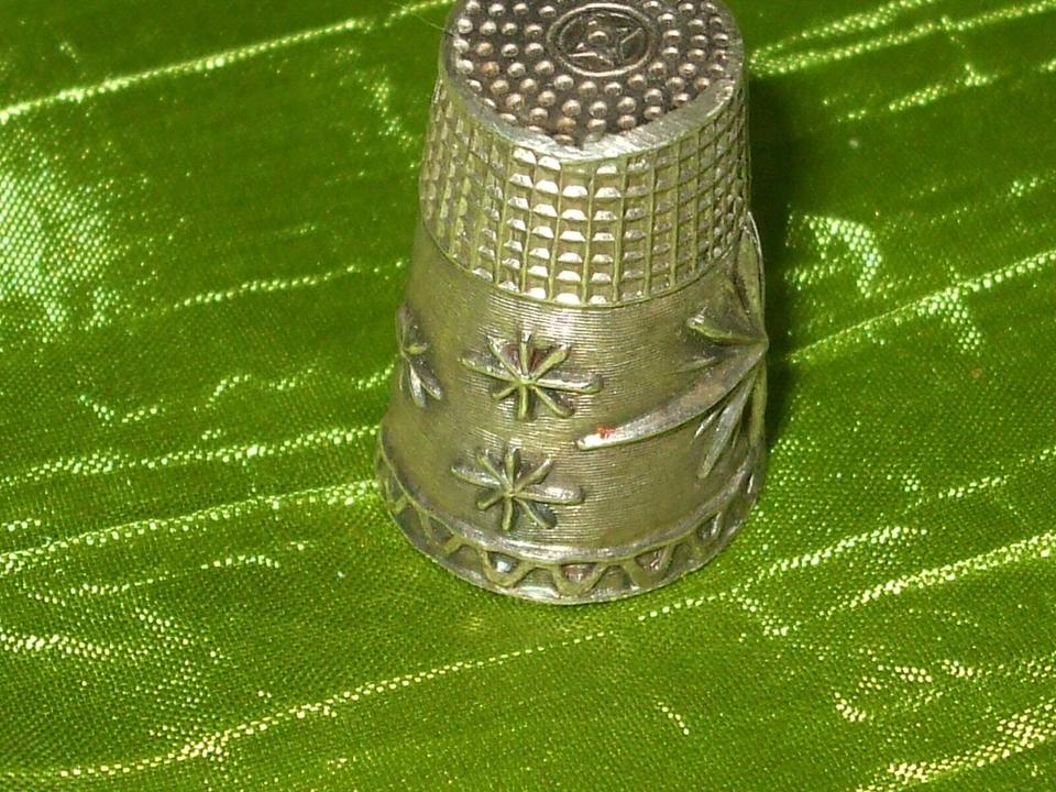 SCHÖNER FINGERHUT THIMBLE *STERNE* Sterling-Silber gestempelt in Gilching