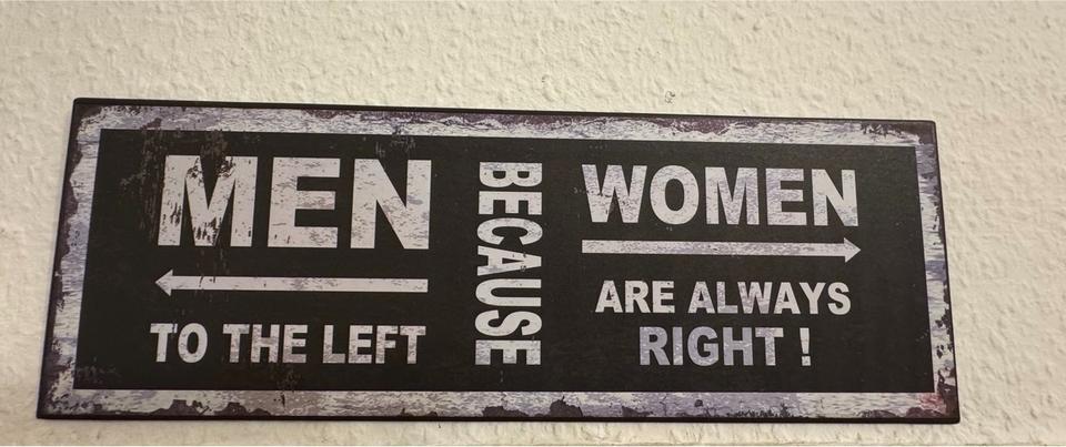 Blechschild „Men to the left because women are always right” in Lehrensteinsfeld